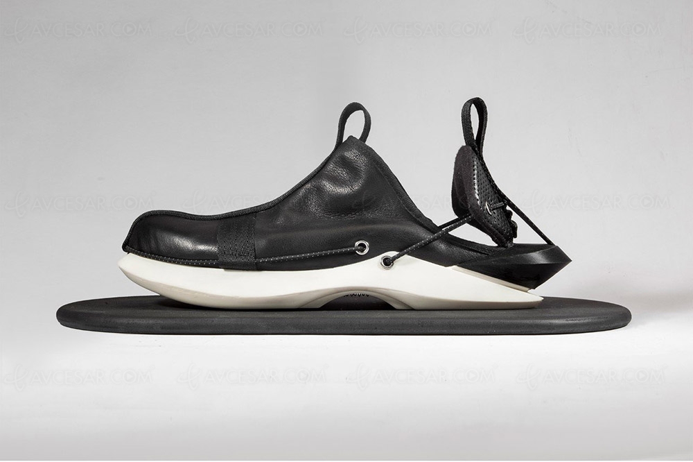 Zapatos que se atan solos… con resortes